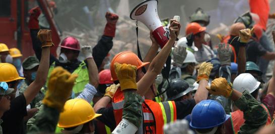 Escombros del edificio que colapsó en Laredo y Amsterdam, en la colonia Condesa.