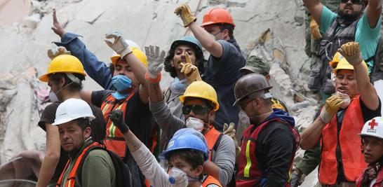 Escombros del edificio que colapsó en Laredo y Amsterdam, en la colonia Condesa.