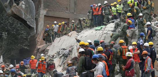 Escombros del edificio que colapsó en Laredo y Amsterdam, en la colonia Condesa.