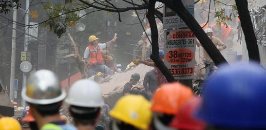 Escombros del edificio que colapsó en Laredo y Amsterdam, en la colonia Condesa.