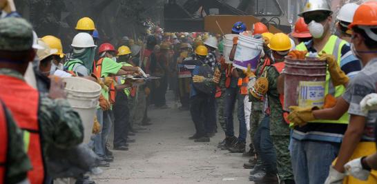 Escombros del edificio que colapsó en Laredo y Amsterdam, en la colonia Condesa.