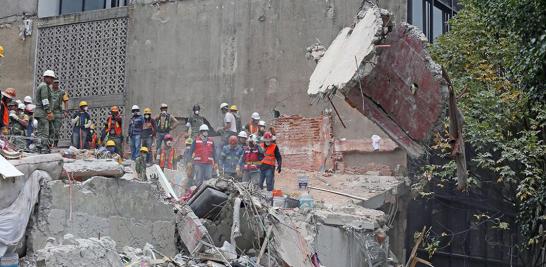 Escombros del edificio que colapsó en Laredo y Amsterdam, en la colonia Condesa.