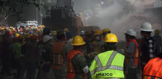 Escombros del edificio que colapsó en Laredo y Amsterdam, en la colonia Condesa.