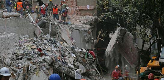 Escombros del edificio que colapsó en Laredo y Amsterdam, en la colonia Condesa.