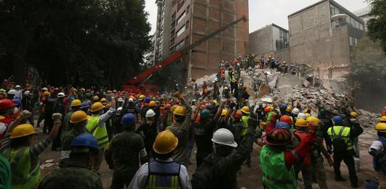 Escombros del edificio que colapsó en Laredo y Amsterdam, en la colonia Condesa.