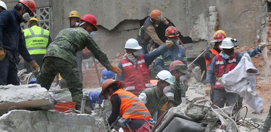 Escombros del edificio que colapsó en Laredo y Amsterdam, en la colonia Condesa.