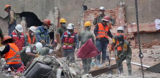 Escombros del edificio que colapsó en Laredo y Amsterdam, en la colonia Condesa.