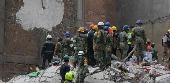 Escombros del edificio que colapsó en Laredo y Amsterdam, en la colonia Condesa.