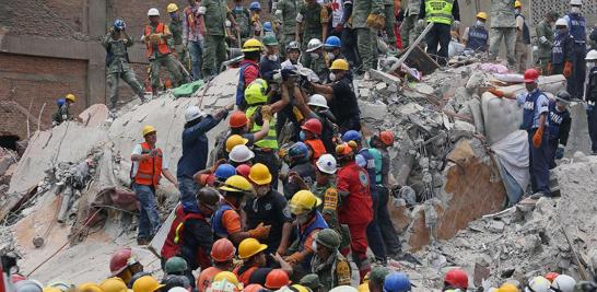 Escombros del edificio que colapsó en Laredo y Amsterdam, en la colonia Condesa.