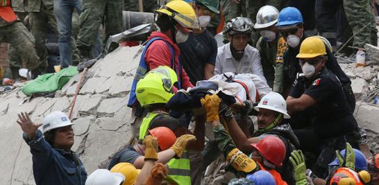 Escombros del edificio que colapsó en Laredo y Amsterdam, en la colonia Condesa.