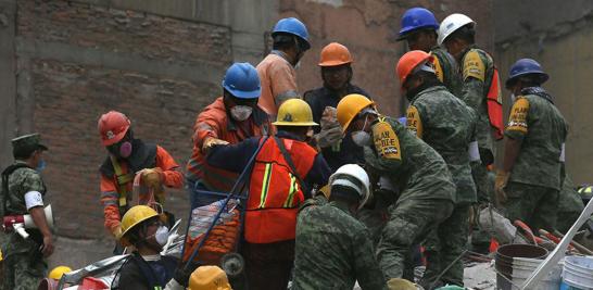 Escombros del edificio que colapsó en Laredo y Amsterdam, en la colonia Condesa.