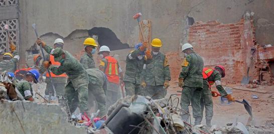 Escombros del edificio que colapsó en Laredo y Amsterdam, en la colonia Condesa.