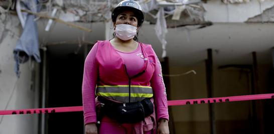 Lizabeth Jazmín López, voluntaria. Equipada con un casco y un chaleco reflectante, López se sumó a la laboriosa búsqueda de sobrevivientes, removiendo montañas de restos el primer día después del sismo. “En el terremoto del 85 tenía 14 años, era Girl Scout, trabajaba en el centro de acopio ayudando, pero con miedo. En el 2017 tengo mucha fuerza y esperanza”, dijo López.