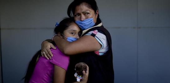 Verónica Aguilar, vendedora de computadoras. Estaba en un supermercado en el momento del terremoto, y corrió a su casa para buscar a su hija de 11 años. Al principio se quedó en casa, pero concluyó que tenía que hacer algo. Llevó a su hija a un edificio derruido para ayudar y mostrar a la niña la importancia de ayudar siempre que sea posible ante una tragedia.