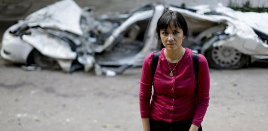 Mariana Mancera, una artista de maquillaje de 35 años, delante de un coche aplastado por el terremoto en la Ciudad de México. Mancera, cuya familia es propietaria de un restaurante, dijo que se ofreció voluntariamente para proporcionar comida a los que buscaban a sobrevivientes en los escombros después del terremoto de 7,1 el 19 de septiembre.