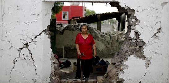 Margarita De La Cruz se encuentra dentro de su casa que fue declarada condenada después de ser dañada por un terremoto en Atzala, México. De La Cruz fue informada por las autoridades que tuvo que dejar su casa después del 19 de septiembre.