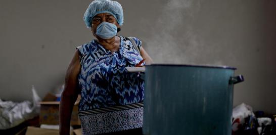 Abigail Carino Marin cocina para personas sin hogar afectadas por el terremoto en Atzala, México. Miles de personas han quedado sin hogar porque sus casas o edificios de apartamentos son inhabitable.