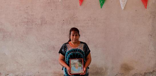 Juana Villanueva de 41 años, madre de Carmen Meresis quien murió en una iglesia que se derrumbó en Atzala, México.