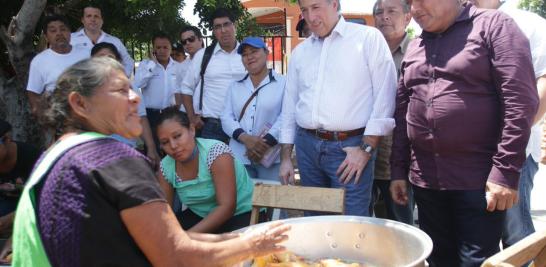 IXTALTEPEC, OAXACA, 13SEPTIEMBRE2017.- Jos� Antonio Meade Kuribre�a, secretario de Hacienda y Cr�dito P�blico, recorri� esta localidad que fue afectada por el sismo de la semana pasada, ah� observo los da�os que muchas de las casas sufrieron y convers� con los pobladores.FOTO: ALONSO GALLEGOS /CUARTOSCURO.COM