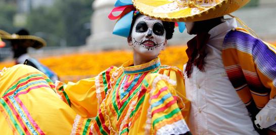 Por segundo año consecutivo calaveras, catrinas,  catrines y personajes fantásticos tomaron las calles de la Ciudad de México en un desfile de la Estela de luz al Zócalo Capitalino. Foto EL Economista: Zulleyka Hoyo