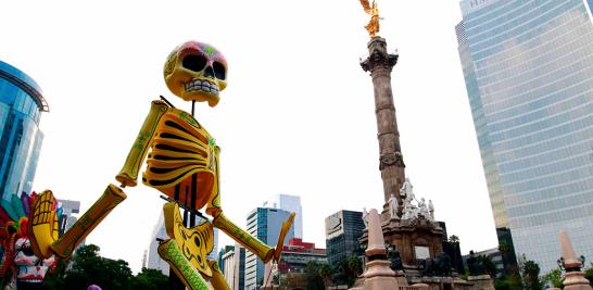 Por segundo año consecutivo calaveras, catrinas,  catrines y personajes fantásticos tomaron las calles de la Ciudad de México en un desfile de la Estela de luz al Zócalo Capitalino. Foto EL Economista: Zulleyka Hoyo