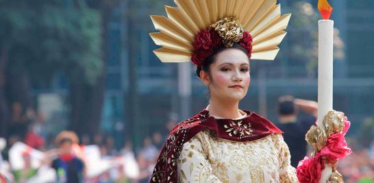 Por segundo año consecutivo calaveras, catrinas,  catrines y personajes fantásticos tomaron las calles de la Ciudad de México en un desfile de la Estela de luz al Zócalo Capitalino. Foto EL Economista: Zulleyka Hoyo