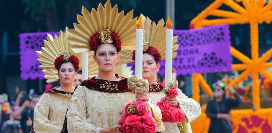 Por segundo año consecutivo calaveras, catrinas,  catrines y personajes fantásticos tomaron las calles de la Ciudad de México en un desfile de la Estela de luz al Zócalo Capitalino. Foto EL Economista: Zulleyka Hoyo