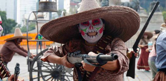 Por segundo año consecutivo calaveras, catrinas,  catrines y personajes fantásticos tomaron las calles de la Ciudad de México en un desfile de la Estela de luz al Zócalo Capitalino. Foto EL Economista: Zulleyka Hoyo