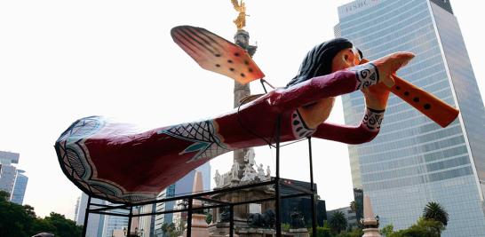 Por segundo año consecutivo calaveras, catrinas,  catrines y personajes fantásticos tomaron las calles de la Ciudad de México en un desfile de la Estela de luz al Zócalo Capitalino. Foto EL Economista: Zulleyka Hoyo