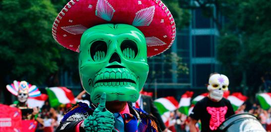 Por segundo año consecutivo calaveras, catrinas,  catrines y personajes fantásticos tomaron las calles de la Ciudad de México en un desfile de la Estela de luz al Zócalo Capitalino. Foto EL Economista: Zulleyka Hoyo