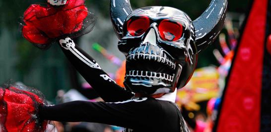 Por segundo año consecutivo calaveras, catrinas,  catrines y personajes fantásticos tomaron las calles de la Ciudad de México en un desfile de la Estela de luz al Zócalo Capitalino. Foto EL Economista: Zulleyka Hoyo