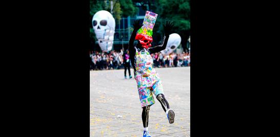 Por segundo año consecutivo calaveras, catrinas,  catrines y personajes fantásticos tomaron las calles de la Ciudad de México en un desfile de la Estela de luz al Zócalo Capitalino. Foto EL Economista: Zulleyka Hoyo