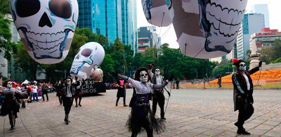 Por segundo año consecutivo calaveras, catrinas,  catrines y personajes fantásticos tomaron las calles de la Ciudad de México en un desfile de la Estela de luz al Zócalo Capitalino. Foto EL Economista: Zulleyka Hoyo