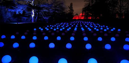 Esculturas, edificios y árboles se iluminan a lo largo del Real Jardín Botánico de Kew, en el sudoeste de Londres, Inglaterra como parte de las celebraciones previas a la navidad. Foto: Reuters.