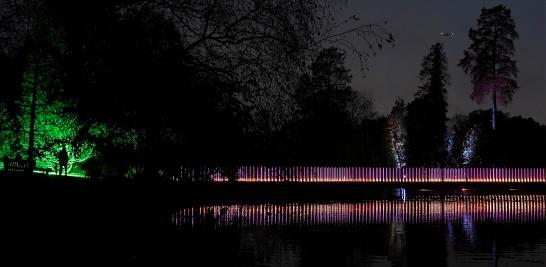 Esculturas, edificios y árboles se iluminan a lo largo del Real Jardín Botánico de Kew, en el sudoeste de Londres, Inglaterra como parte de las celebraciones previas a la navidad. Foto: Reuters.