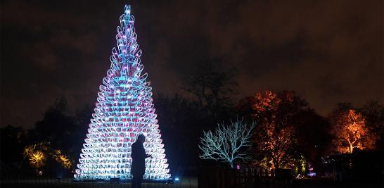 Esculturas, edificios y árboles se iluminan a lo largo del Real Jardín Botánico de Kew, en el sudoeste de Londres, Inglaterra como parte de las celebraciones previas a la navidad. Foto: Reuters.