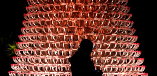 Esculturas, edificios y árboles se iluminan a lo largo del Real Jardín Botánico de Kew, en el sudoeste de Londres, Inglaterra como parte de las celebraciones previas a la navidad. Foto: Reuters.