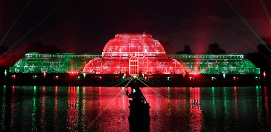 Esculturas, edificios y árboles se iluminan a lo largo del Real Jardín Botánico de Kew, en el sudoeste de Londres, Inglaterra como parte de las celebraciones previas a la navidad. Foto: Reuters.