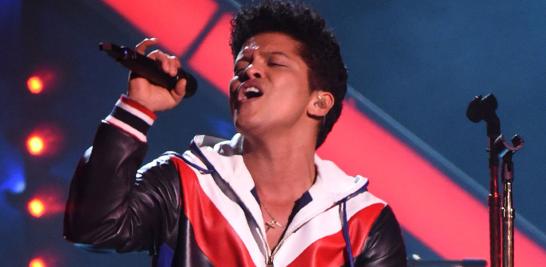 El cantante Bruno Mars disputará en seis categorías por el álbum "24K Magic". Foto: AFP. 