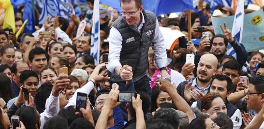 Ricardo Anaya, presidential pre-candidate for the National Action Party (PAN), who leads a left-right coalition, greets to supporters during a rally in Xalapa - REFILE - CORRECTING SPELLING Ricardo Anaya, presidential pre-candidate for the National Action Party (PAN), who leads a left-right coalition, greets to supporters during a rally in Xalapa, Veracruz, Mexico February 10, 2018. REUTERS/Yahir Ceballos NO RESALES. NO ARCHIVES. - NARCH/NARCH30