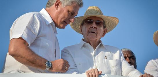 Criado en Santa Clara, al este de La Habana, el ingeniero electrónico de 57 años nació después de la revolución y no porta la fama de sus antecesores triunfadores de 1959. En la foto el presidente cubano Raúl Castro y Miguel Díaz-Canel asisten al desfile del Primero de Mayo en la Plaza de la Revolución.