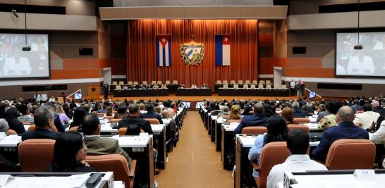 Miguel Díaz-Canel Bermúdez, profesor universitario a inicios de su carrera, fue miembro del buró nacional de la Unión de Jóvenes Comunistas y primer secretario del gobernante Partido Comunista de Cuba (PCC) de la provincia de Villa Clara en 1994.