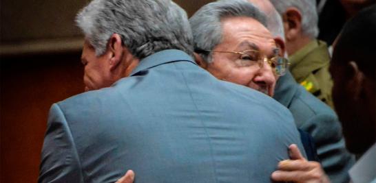 Como presidente, será jefe de los institutos armados una ardua tarea para un hombre cuya única experiencia militar se reduce a un servicio de tres años en una unidad de misiles antiaéreos entre 1982 y 1985. En la foto el presidente cubano Raúl Castro abraza a Miguel Díaz-Canel después de ser nombrado candidato a presidente.