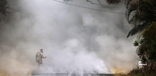 Cerca de 1,700 personas se les ha ordenado salir de sus viviendas. No se han reportado muertos o heridos graves, pero las dos nuevas grietas (las número 13 y 14) se formaron el martes y comenzaron a emitir gases tóxicos, dijo la agencia.