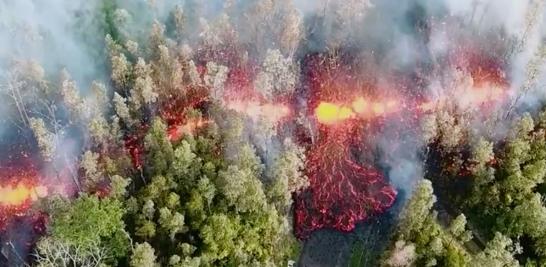 La lava ha estado burbujeando alrededor de los cuatro kilómetros de grietas que los funcionarios han advertido que se están extendiendo lentamente hacia el este.