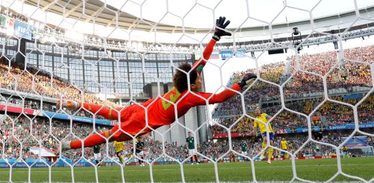 Suecia se sabía obligado al triunfo para seguir en el Mundial y sin contemplaciones se acercó desde los primeros instantes al arco defendido por Guillermo Ochoa.