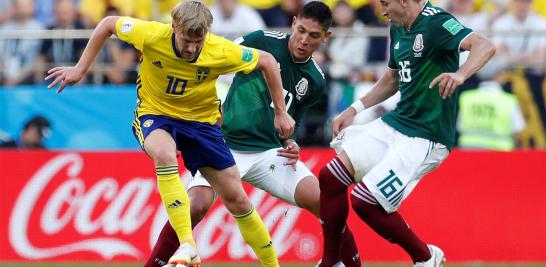 En México todo empezó con nerviosismo, así lo dejó en claro la primera amarilla de Jesús Gallardo apenas a los 13 segundos y una pelota de trámite tomada afuera del área por el portero Ochoa.