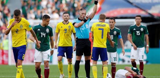 México, sin poder controlar el mediocampo, se agarró de Carlos Vela, el más claro con el balón en los pies y en dos ocasiones probó con disparos de larga distancia para tranquilizar a los suyos y demostrar a los suecos que también eran endebles en defensa.