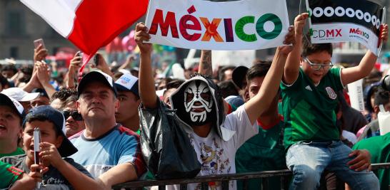 De acuerdo con cifras preliminares, las autoridades del Gobierno de la Ciudad de México estiman que al iniciar el partido había más de 42,000 personas en la explanada del Zócalo capitalino siguiendo el último juego de México en la fase grupos.