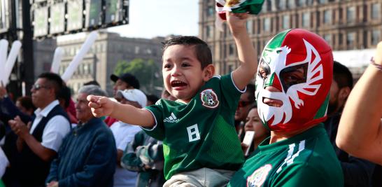 De acuerdo con cifras preliminares, las autoridades del Gobierno de la Ciudad de México estiman que al iniciar el partido había más de 42,000 personas en la explanada del Zócalo capitalino siguiendo el último juego de México en la fase grupos.